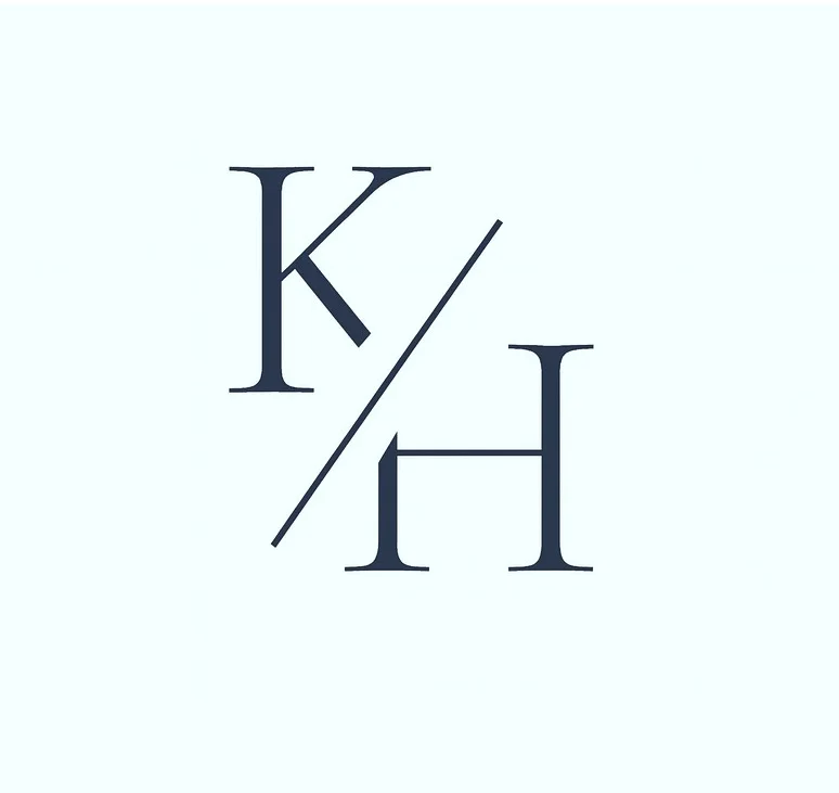 Logo Klara Elisa Heck Osteopathie in Dunkelblau mit Initialen KH