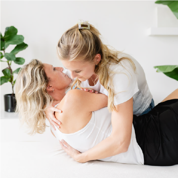 Professionelle Osteopathie-Sitzung zur Mobilisation der Wirbelsäule und zum Lösen von tiefen muskulären Blockaden.